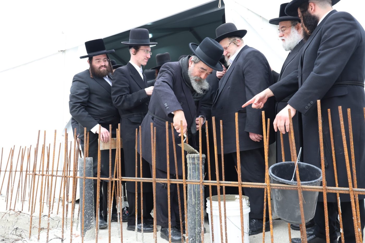 באדיבות