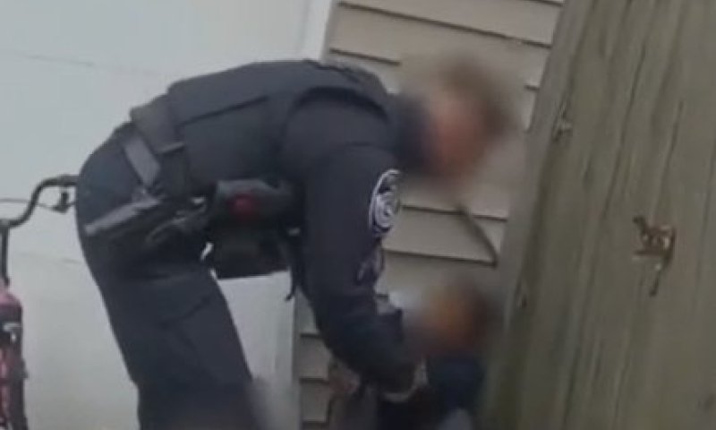 ילדים במסע פשע: רכב גנוב, מרדף משטרתי והתרסקות בבית מגורים