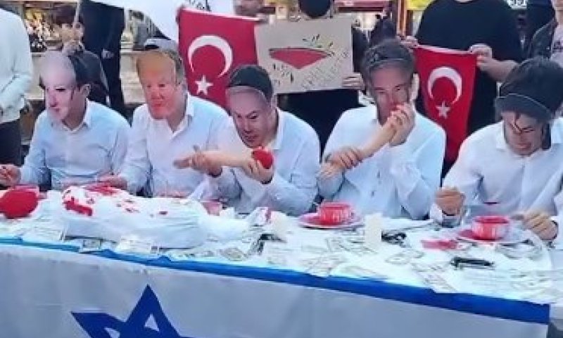 מיצג אנטישמי באנטליה: מנהיגים מוצגים כאוכלי ילדים