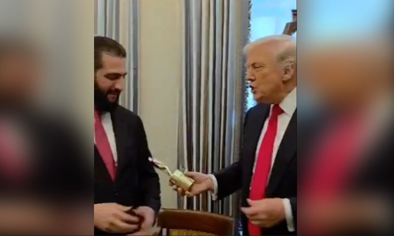 רגע משעשע בבית הלבן: הבושם של טראמפ וההומור של א-שרע