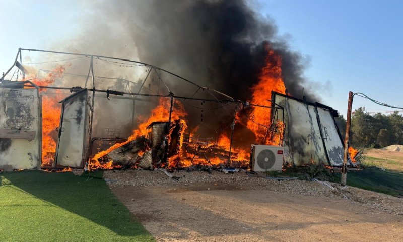 שריפה פרצה בבית כנסת בנתיבות: המבנה מפלנלית נהרס