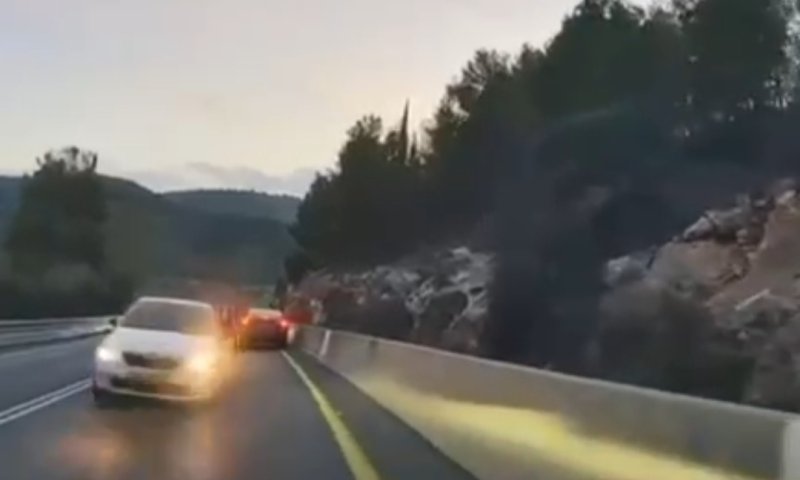 מהיר ועצבני: עקף בפס לבן, גרם לתאונה - ונמלט מהמקום