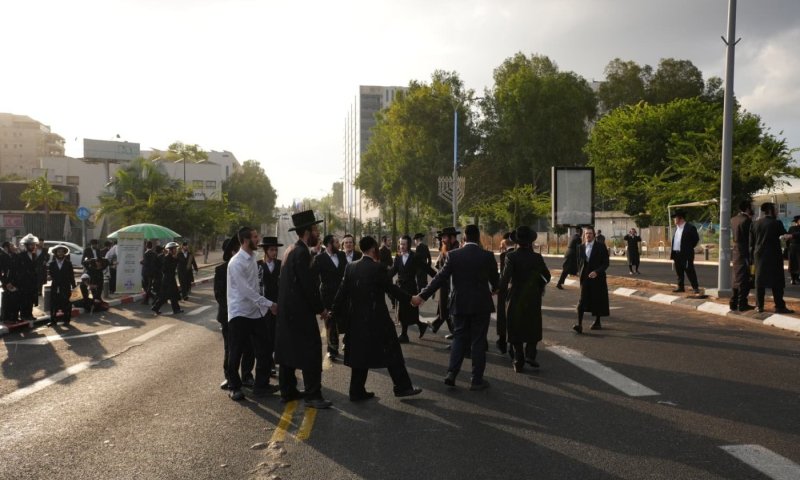 מפגינים חרדים העבירו את הלילה מול תל השומר וחסמו את הכביש עם שחר | צפו
