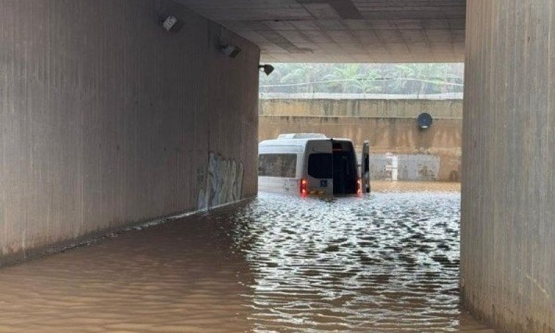 סופת "ביירון" רק החלה ונהג הסעות נזקק לחילוץ 