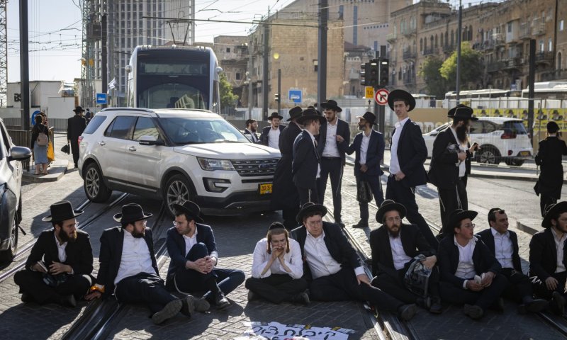 עימותים בירושלים: המשטרה מפנה את המפגינים מהכביש