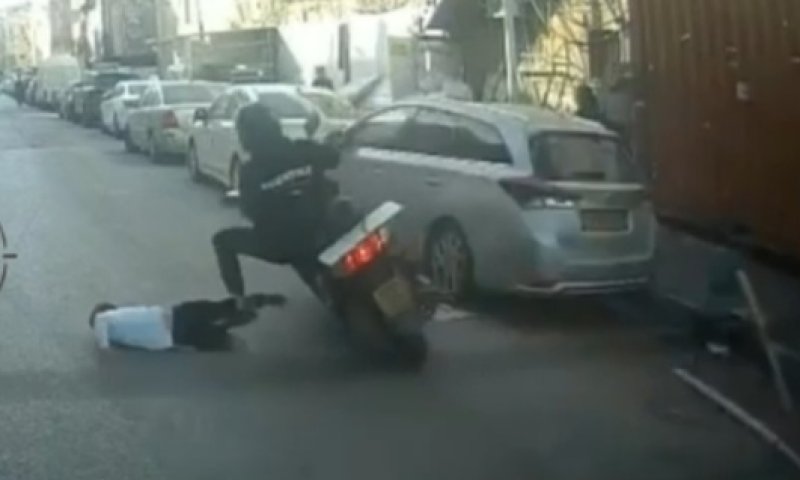 תיעוד מבני ברק: הילד התפרץ לכביש - ונפגע בעוצמה מאופנוע 