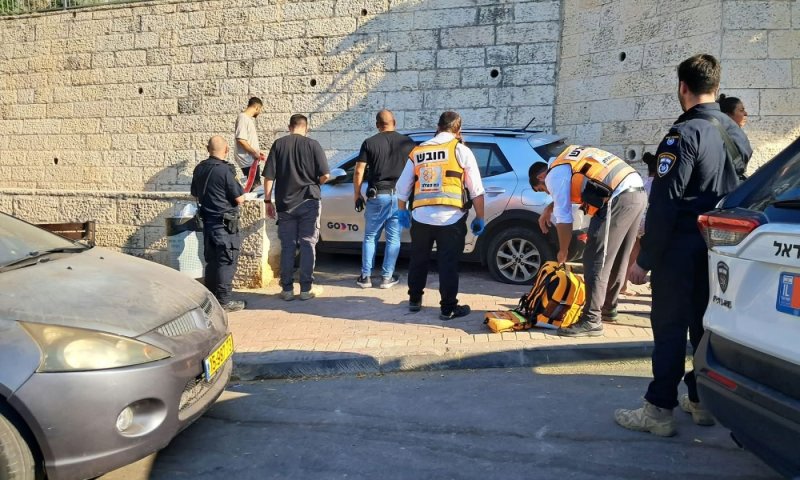 חשוד האיץ לעבר שוטרים בבית שמש, הם פתחו בירי ופצעו אותו קשה