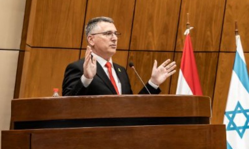 חילופי האשמות: "פעילי חיזבאללה בונצואלה" מול: "סער פושע מלחמה"