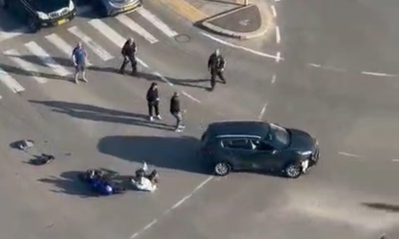 תיעוד מטורף ומזעזע: דרס רוכב אופנוע בעוצמה - ונמלט מהמקום