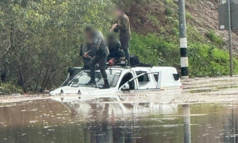 רוכב על סוס נסחף בשטפון בנחל שורק וחולץ במבצע מורכב