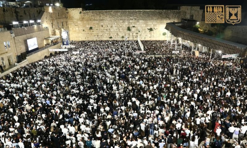 צפו: רבבות השתתפו במעמד הסליחות הראשון ברחבת הכותל המערבי