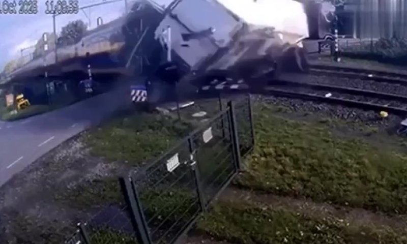 תיעוד דרמטי מהולנד: רכבת התנגשה במשאית שנתקעה על המסילה  
