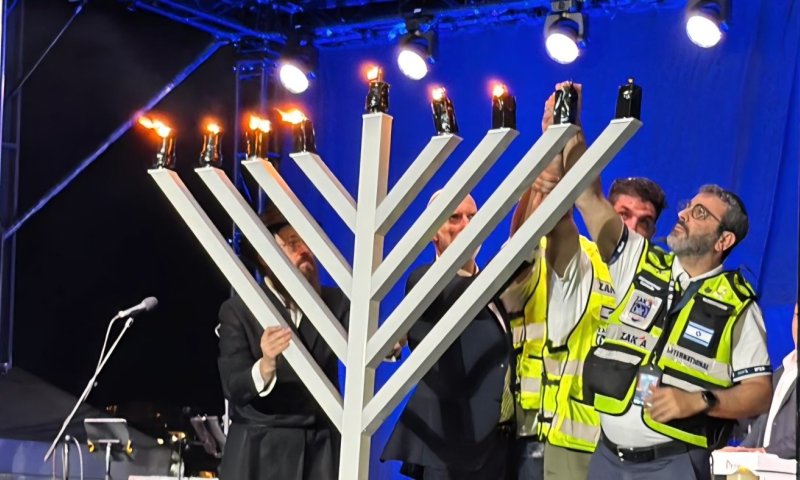 מתנדבי זק"א הדליקו נר חנוכה בזירת הפיגוע בסידני 