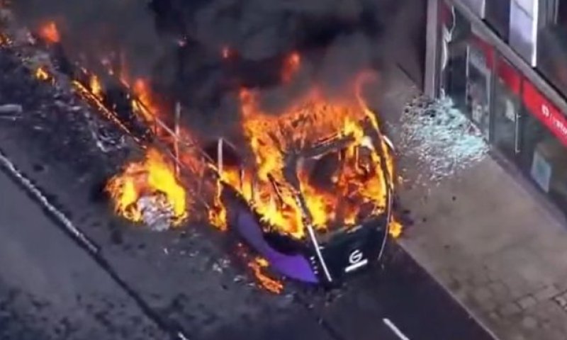 מחאות ענק בצפון אירלנד: מהגר סודני ניסה לערוף ראש אדם ברחוב | צפו