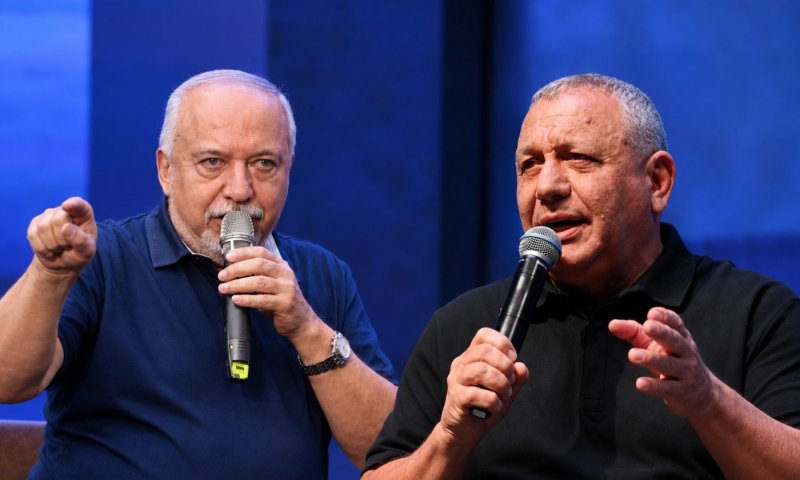 ליברמן נגד איזנקוט: "מתכנן ממשלה עם נתניהו, דרעי וגולדקנופף"