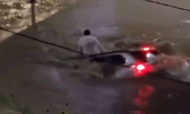 דרמה בברזיל: נהג נבלע עם רכבו בשיטפון ושרד בנס  