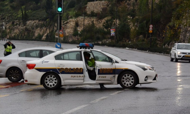 רכב נמלט דרס הולך רגל ושני שוטרים; הנהג נורה ונעצר