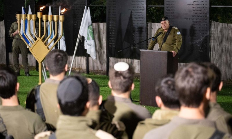 הרמטכ"ל בהדלקת נר חנוכה: "לא נאפשר לצבאות טרור להתבסס בגבולותינו"
