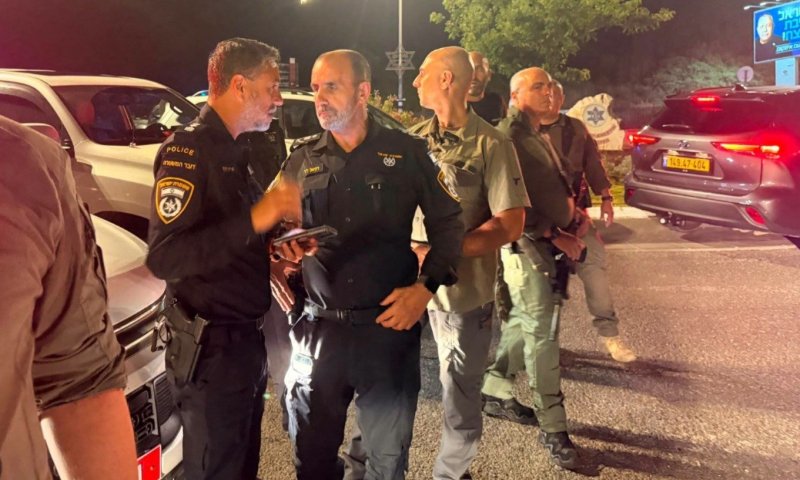 המשטרה חסמה את המפגינים בדרך לבית המפכ"ל, הם המשיכו לשופט צבאי