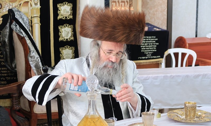 האדמו"ר נסע לארה"ב לשמחת אירוסי בנו ה- 17 וקטע את ביקורו