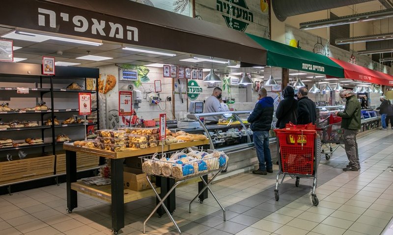 יוקר המחיה משתולל: מי אשם וכמה צמצמו ברפואה ובאוכל בסיסי?
