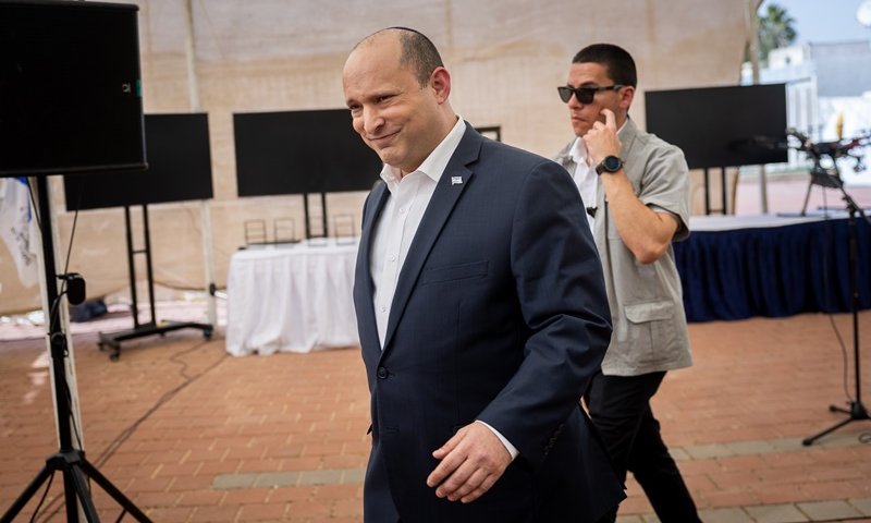 נפתלי בנט עם מאבטח שב"כ