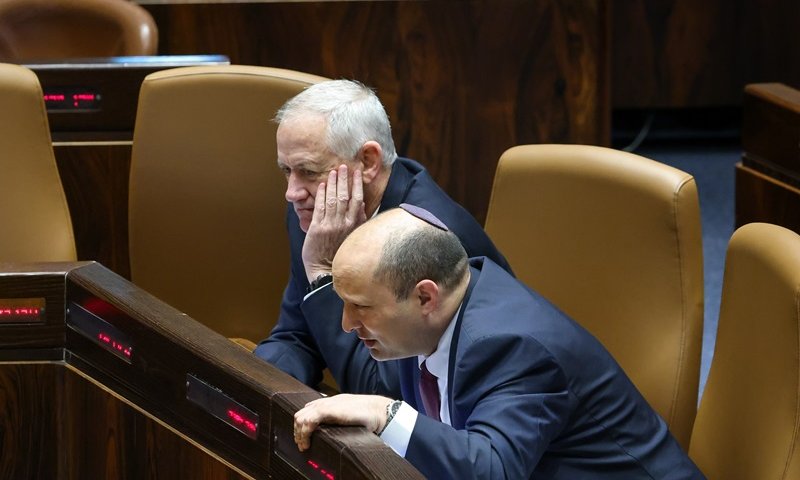גנץ נגד בנט: "פוסל את הליכוד ופוגע בסיכוי להחליף את הממשלה"