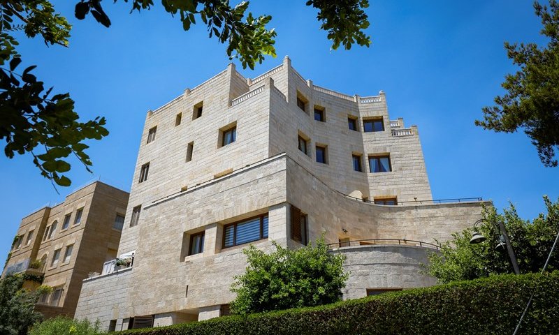 עובד לשעבר במעון רה"מ תובע: "שרה השפילה אותי"