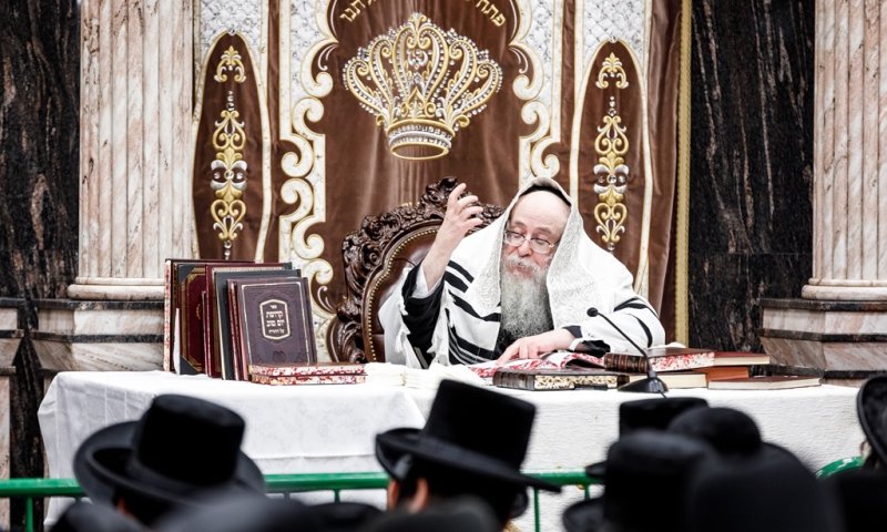 האדמו"ר מצאנז קלויזנבורג יגש לפני התיבה לסליחות בירושלים