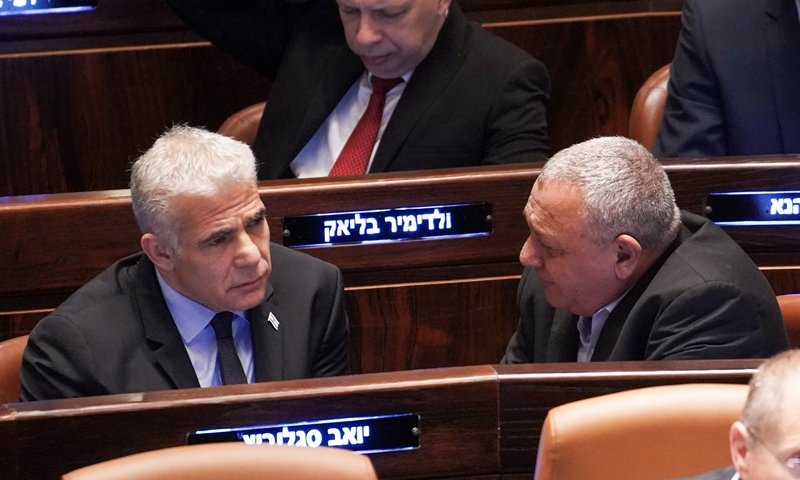 מחווה או מהלך? לפיד מוכן לעבור למקום ה-3 ברשימה למען איזנקוט