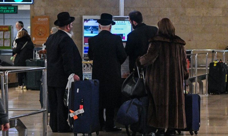 לפיד במתקפה: "הניסיונות לאפשר למשתמטים לטוס לאומן &ndash; עבירה"