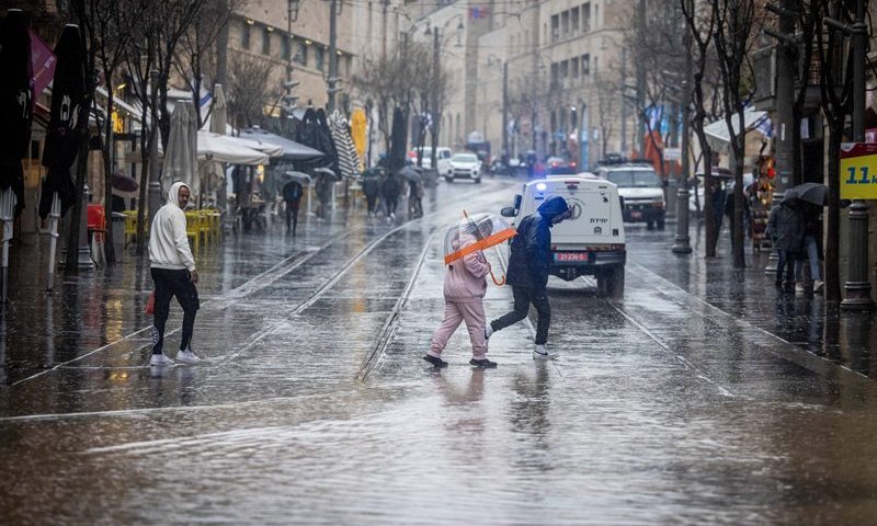 שבת רטובה: הגשם חוזר מצפון ועד נגב, צניחה בטמפרטורות במהלך השבת