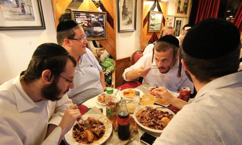 זו הסיבה: הגר"י זילברשטיין יוצא נגד אכילת צ'ולנט בליל שישי