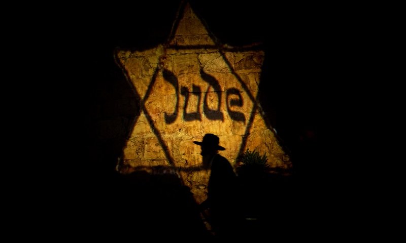 סערה בגרמניה: בית מכירות מציע פריטי שואה במכירה פומבית