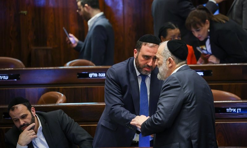ש"ס מגבה את פיטורי רונן בר - ומתנערת מדבריו של השר ארבל