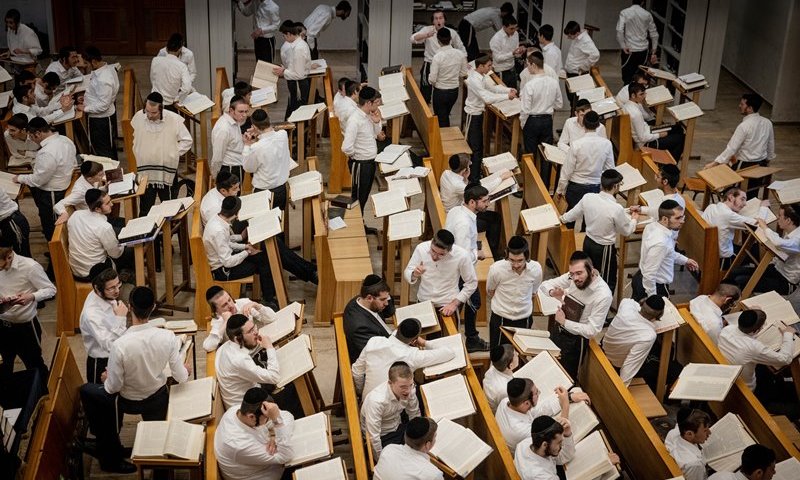 ועדת הכנסת תדון בחוק יסוד לימוד תורה: גפני דורש התחייבות לקידום החוק