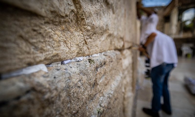 לא יאמן: הגוי השאיר פתק בכותל וקיבל תשובה משמיים 