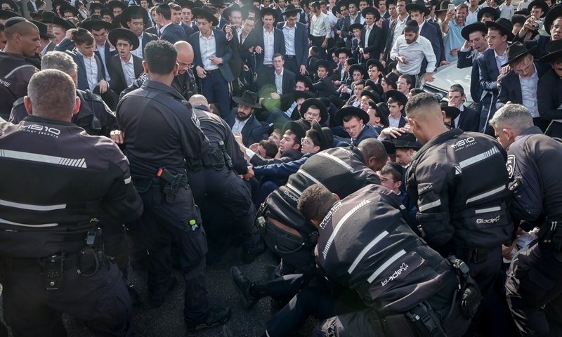 עימותים ופקקי ענק: מחאות סוערות בעקבות מעצר תלמידי הישיבה