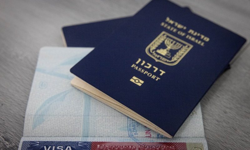 דרכונים של עשרות ישראלים נזרקו לפח בחו"ל: "אין כאן עם מי לדבר"