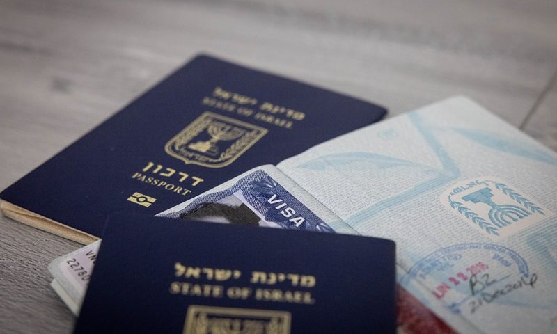 האיום החדש על תיירים: מתחזים לשוטרים וגונבים כסף ודרכונים