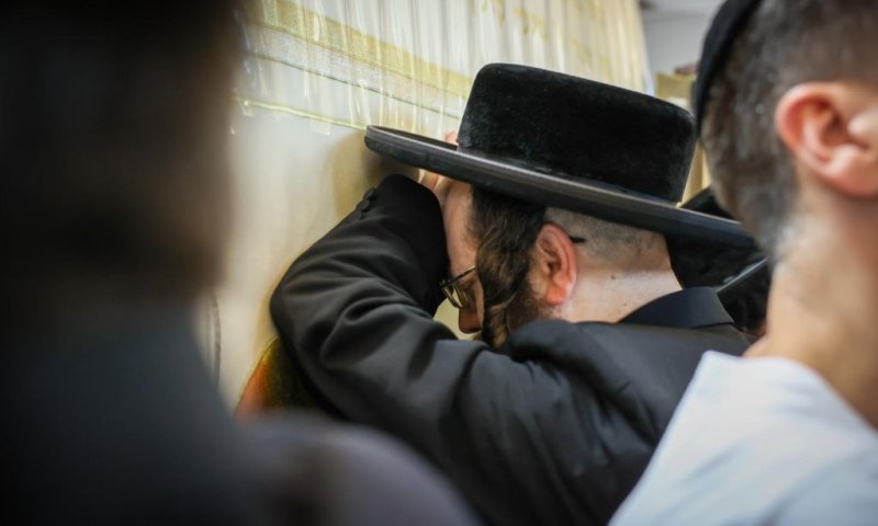 בדרכו לחתונה: הצלם התמוטט לפתע - הרופאים נלחמים על חייו