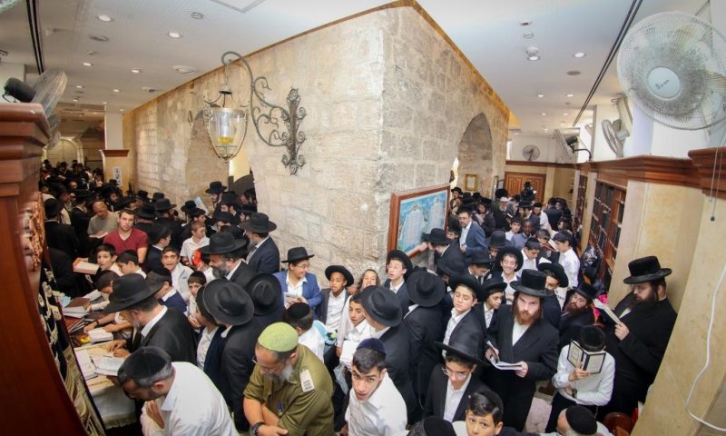קריסה בהילולת רחל אמנו: המתפללים תקועים במתחם הקבר, אלפים צעדו רגלית