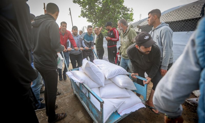 הביזה נמשכת: משאיות הסיוע נשדדות; צה"ל נערך להגדלת הכנסת ציוד