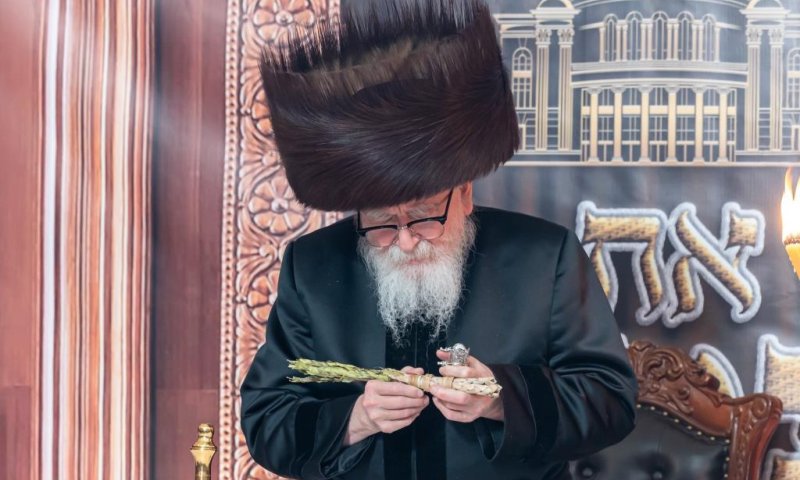 הרבי מסקווירא ישבות בקריה החדשה שבנה &bull; כל אירועי וזמני שבת מברכים אלול