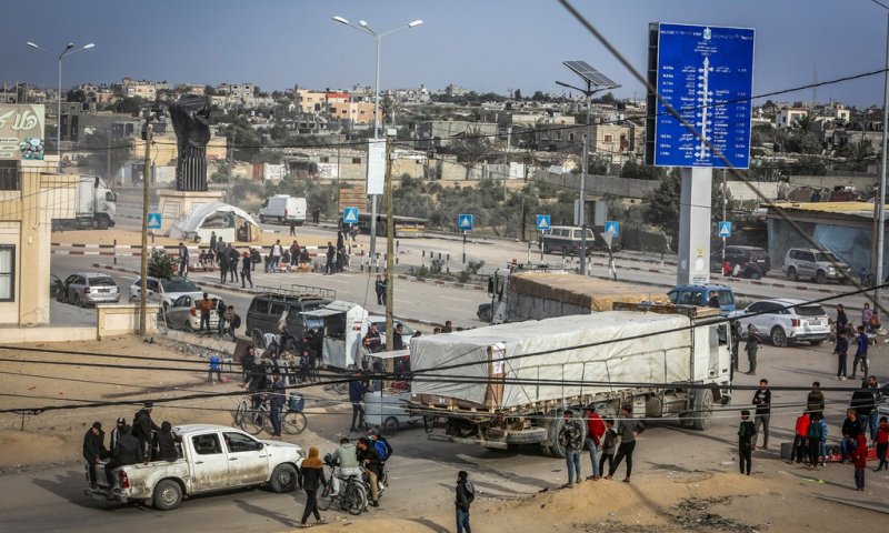 דיווח: משפחות פעילי חמאס יוצאות בקלות מעזה בעוד תושבים נתקעים