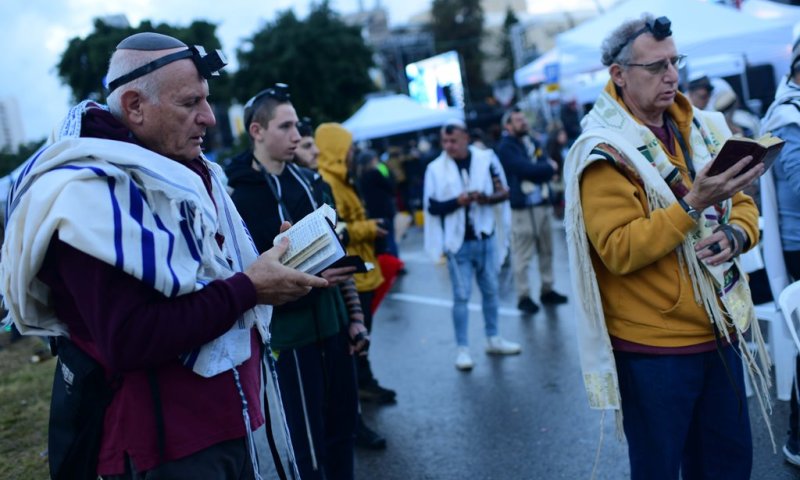 הסערה החדשה: "לעמוד דקה דומיה בבוקר חג סוכות? זו התנתקות מהיהדות"