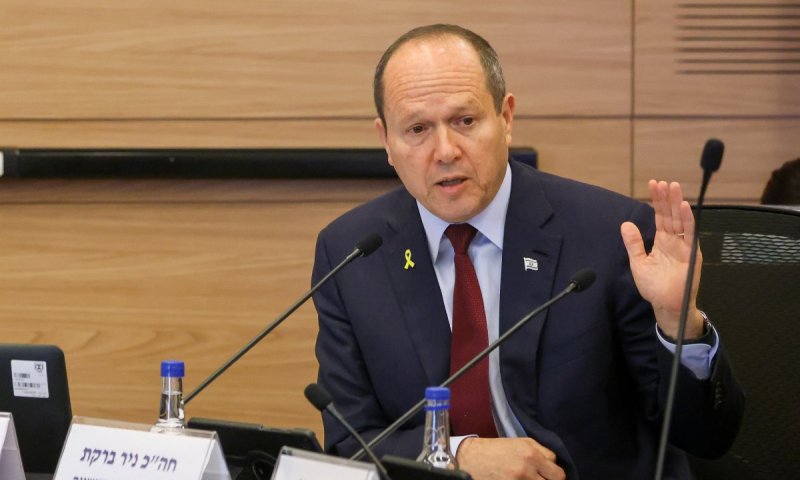 "התעסקתי בדברים חשובים יותר": שר הכלכלה ניר ברקת בהתנצלות מביכה לאחר התבטאות מקוממת על ריאיון עם שורד השבי
