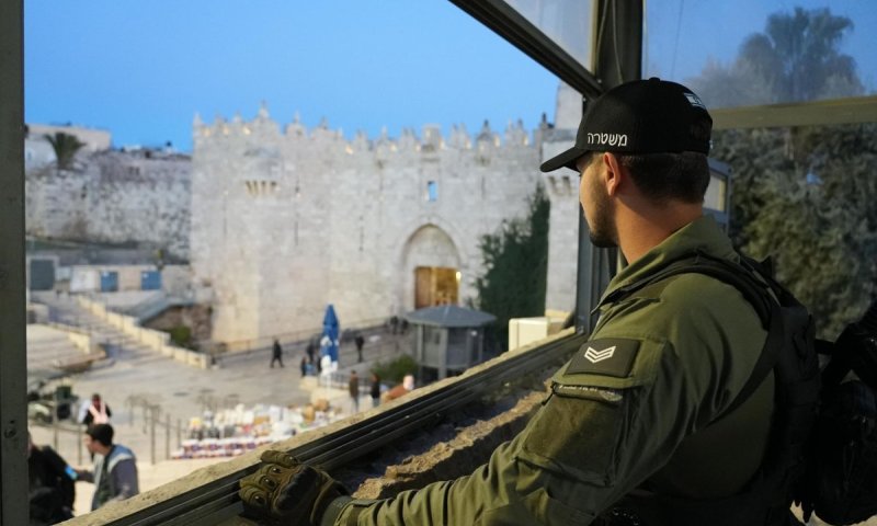 שני צעירים נעצרו לאחר שירקו לעבר כנסיה