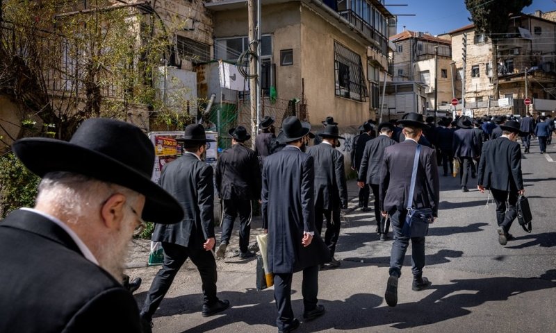 אלעזר שטרן תהה "איך אתה לא שונא את החרדים"; ינון אזולאי השיב: "צריך לבדוק את יהדותך"