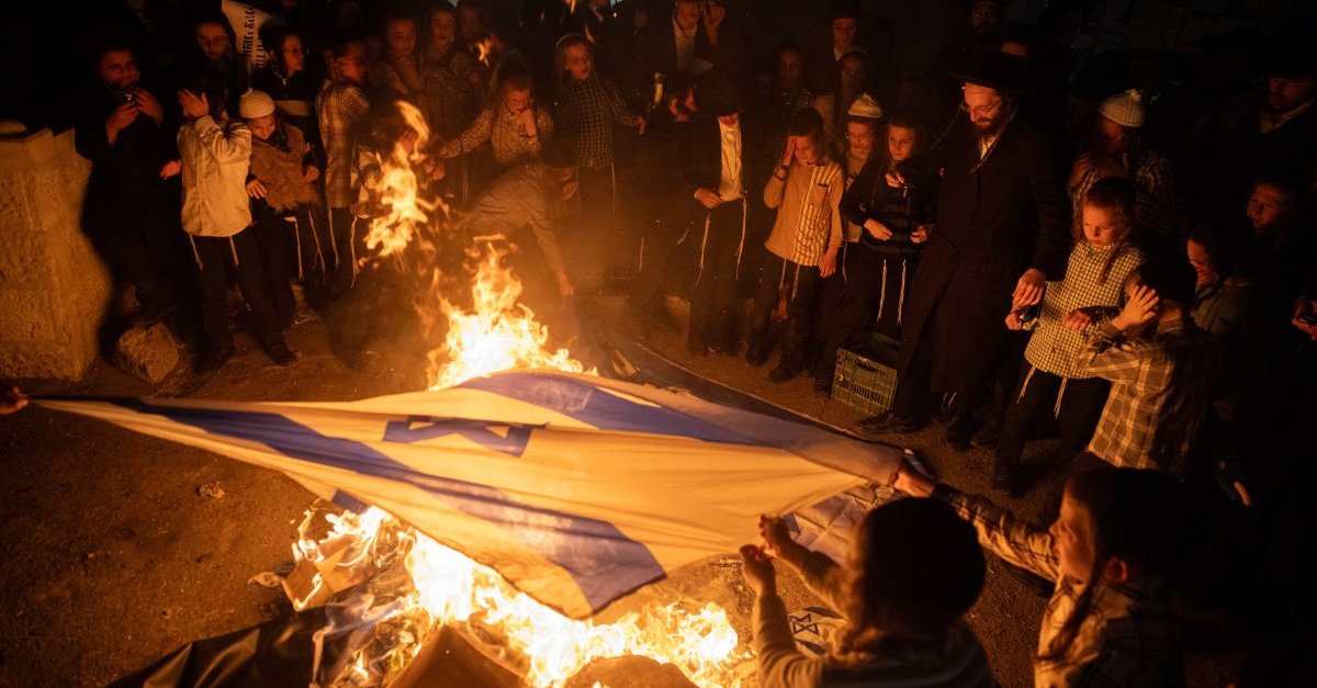 המולה במאה שערים: נטורי קרתא יצאו בלבוש שק ושרפו דגלי ישראל - בחדרי חרדים